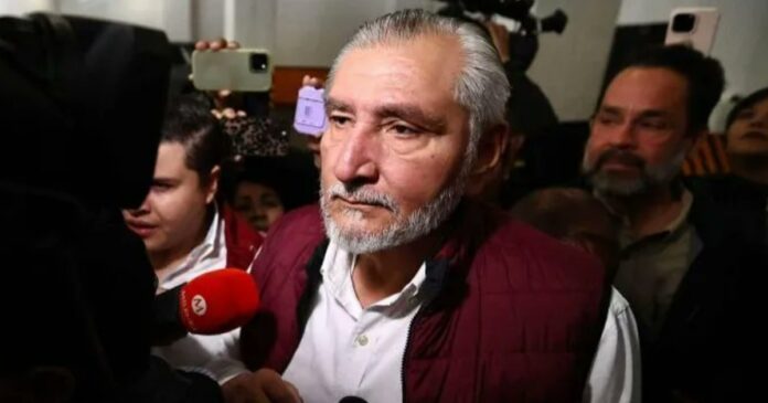 Adán Augusto evitó hablar a medios y pidió cerrar filas en torno al Gobierno. Foto: X @Noticaribe