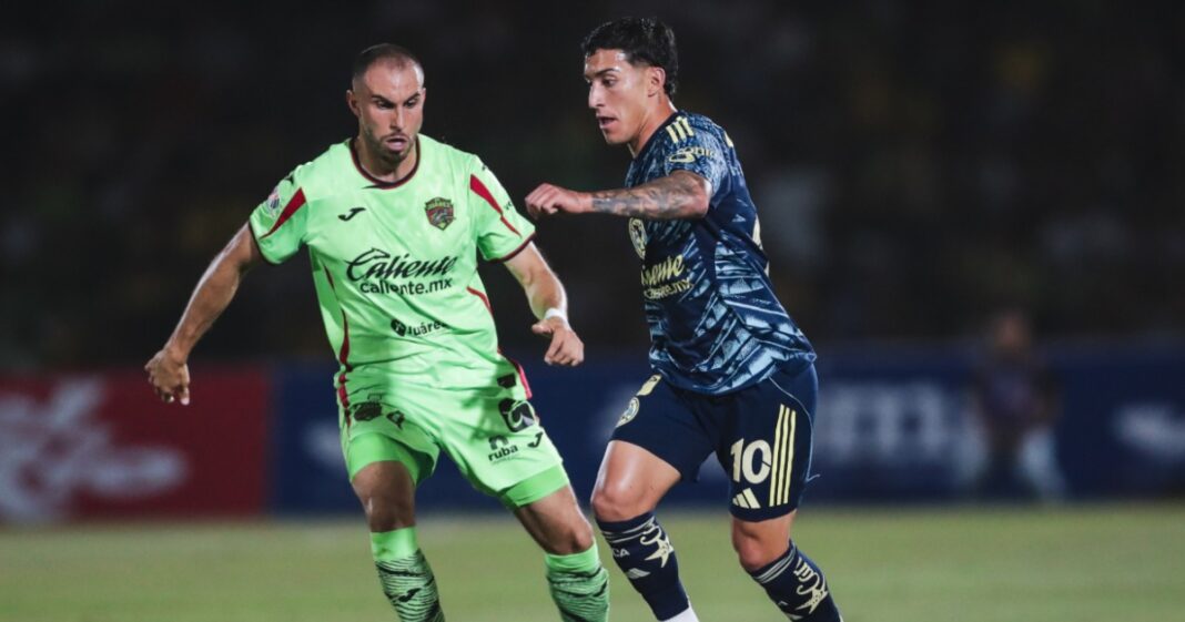 Rodolfo Pizarro celebra su gol del empate ante América en su debut con Juárez, dedicando el tanto a su futuro hijo. Foto: @ClubAmerica