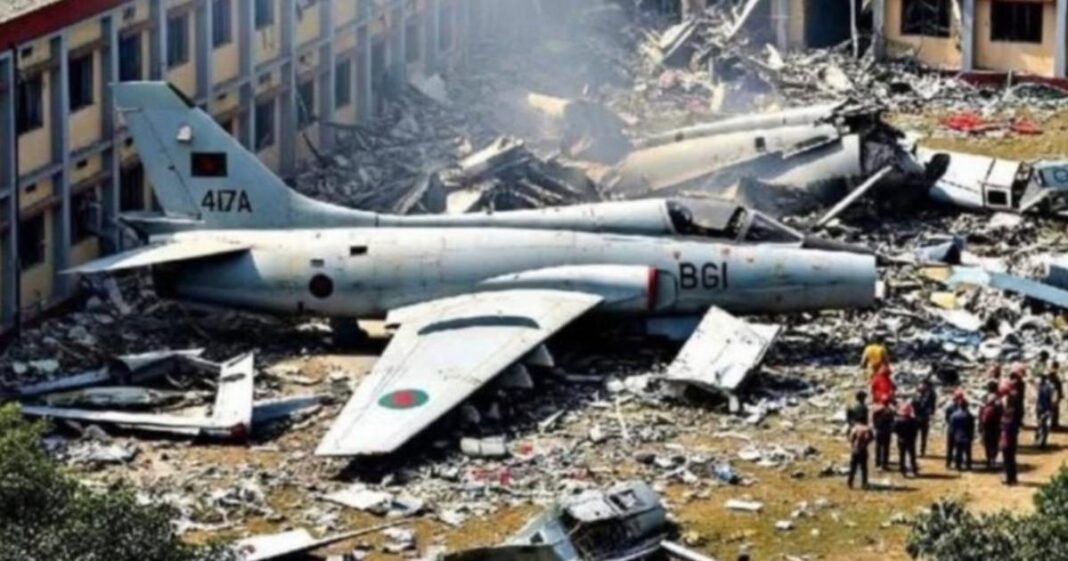 Equipos de rescate trabajan entre los escombros tras la caída de un avión militar sobre una escuela en Daca, Bangladesh. Foto: @GunjanxD en X