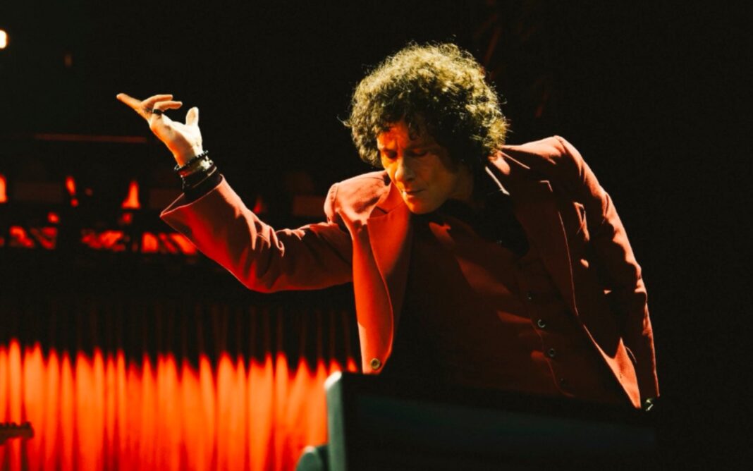Enrique Bunbury detiene concierto por celular