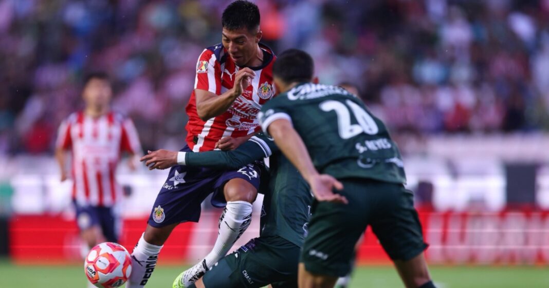 Gabriel Milito debutó con un Chivas combativo que generó opciones pero cayó ante León por un penal de James Rodríguez. Foto: X @Chivas