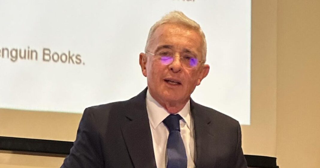 Álvaro Uribe, ex presidente de Colombia, fue hallado culpable por manipulación de testigos y enfrenta hasta 12 años de prisión. Foto: Facebook Álvaro Uribe