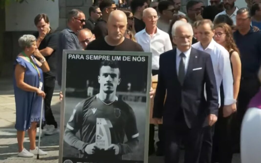 Familiares y amigos despiden en funeral al jugador Diogo Jota y su hermano