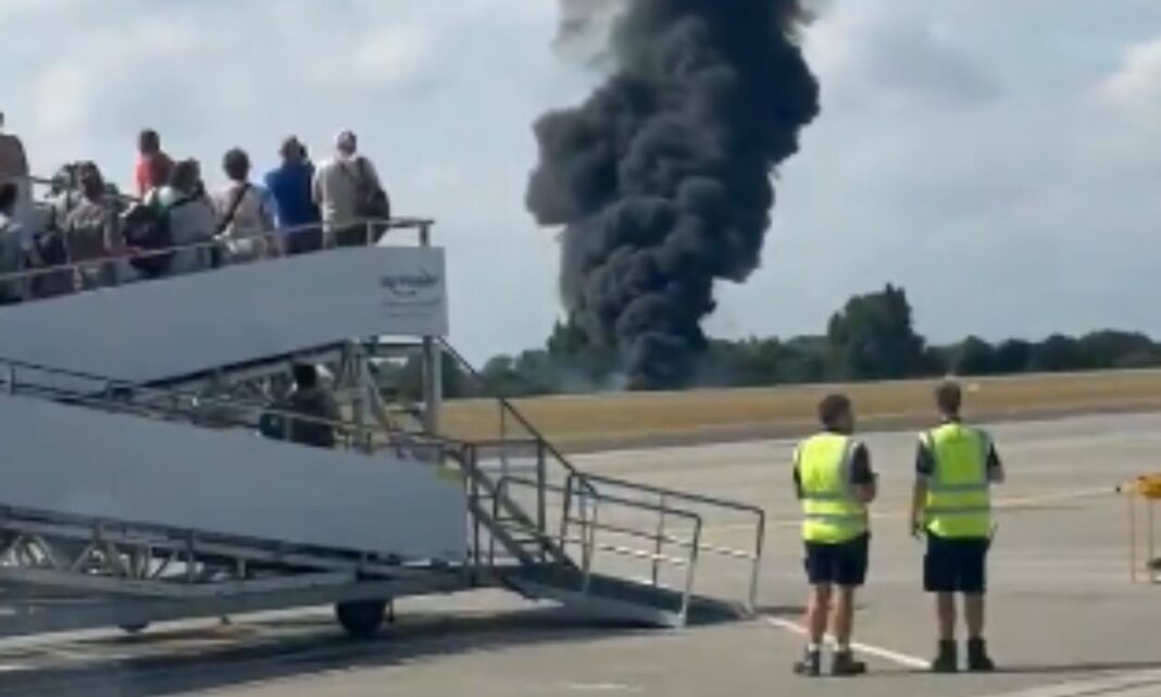 El accidente aereo provocó una inmensa columna de humo negro. Foto: Redes sociales