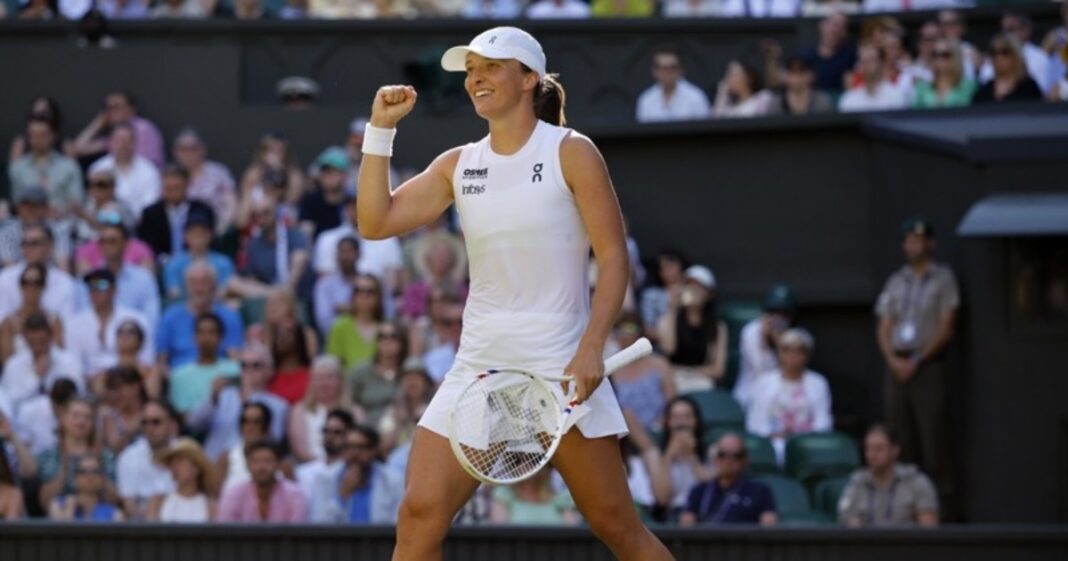 La polaca Iga Swiatek celebra su pase a la final de Wimbledon tras ganar a la suiza Belinda Bencic. Foto: EFE, cortesía