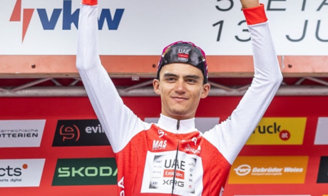 Isaac del Toro celebra victoria en el Tour de Austria. Foto: @TeamEmiratesUAE