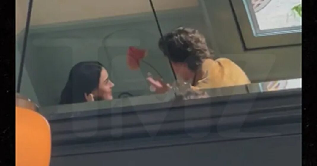 Katy Perry y Justin Trudeau fueron fotografiados cenando juntos en Montreal, en medio de rumores tras sus recientes separaciones. Foto: TMZ