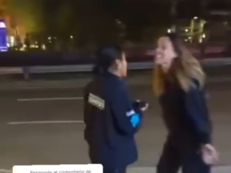 En el video se puede ver a #LadyRacista alterada contra dos vigilantes. Foto: Redes sociales