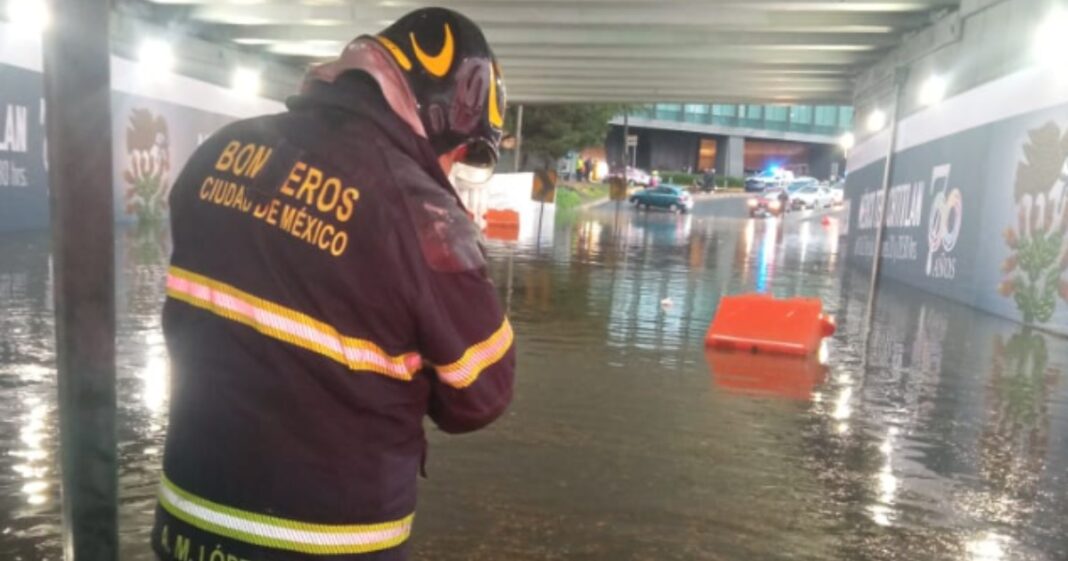 Elementos de la SSC y Bomberos auxilian a automovilistas varados por inundaciones en Periférico Sur y zonas de Iztapalapa. Foto: SSC-CDMX