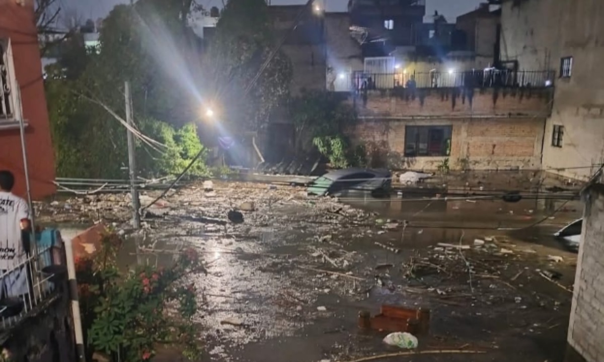 Fuertes lluvias inundan vialidades en Guadalajara y causan cierres. Foto: @C13Guadalajara