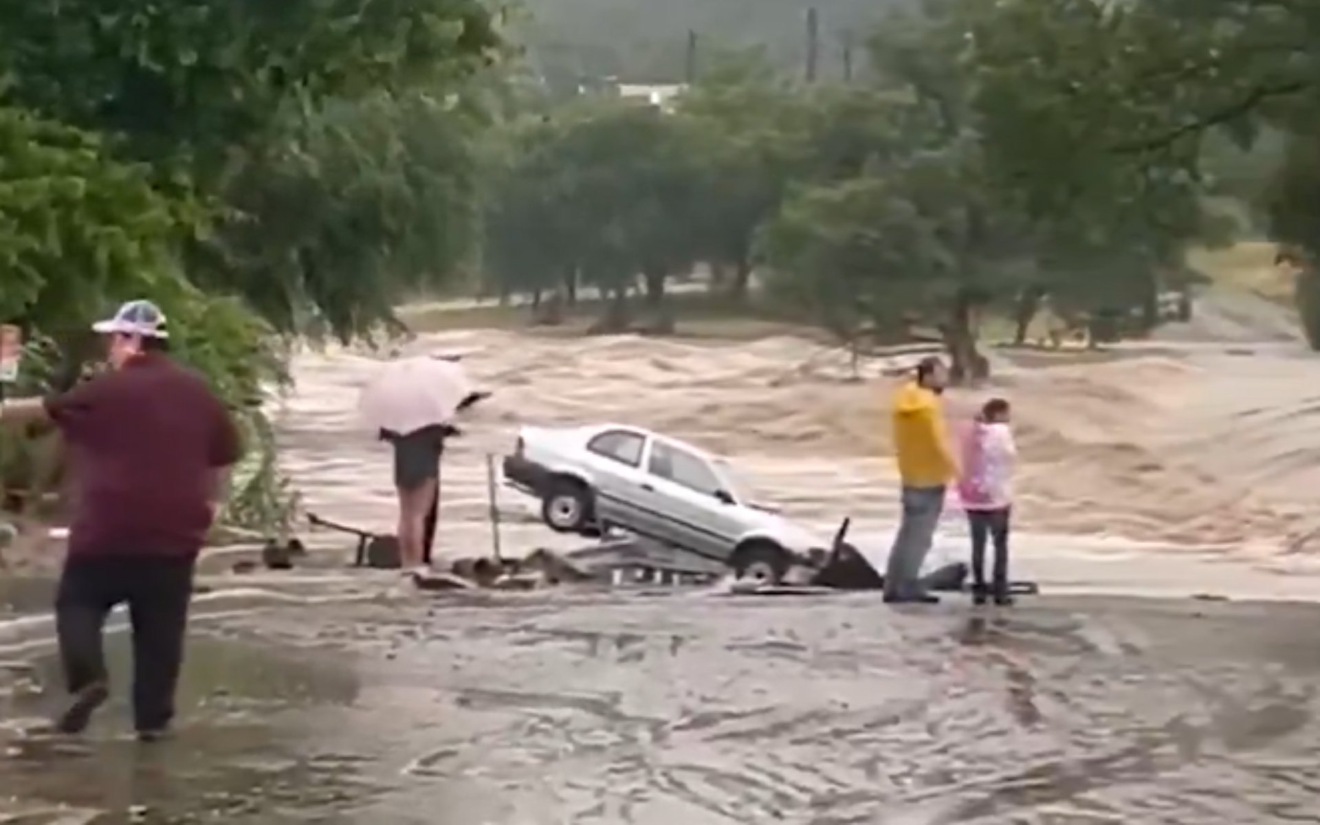 Al menos 13 muertos por lluvias torrenciales en Texas; reportan 20 niñas desaparecidas Al menos 13 muertos por lluvias torrenciales en Texas; reportan 20 niñas desaparecidas