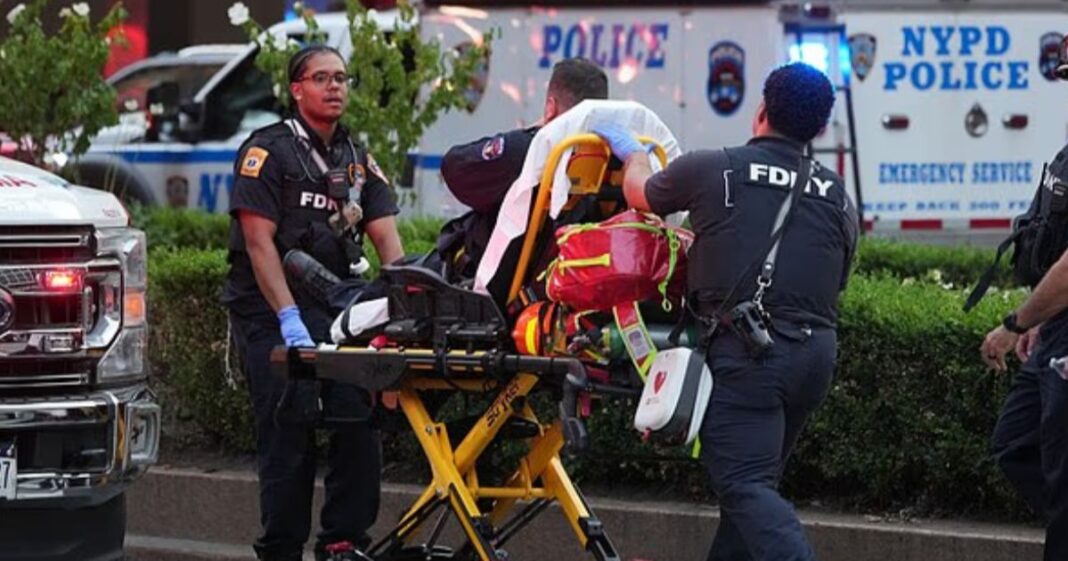 Policías y rescatistas evacuaron a empleados tras un tiroteo fatal en oficinas de Manhattan, donde murieron cinco personas. Foto: @TrueCrimeUpdat en X