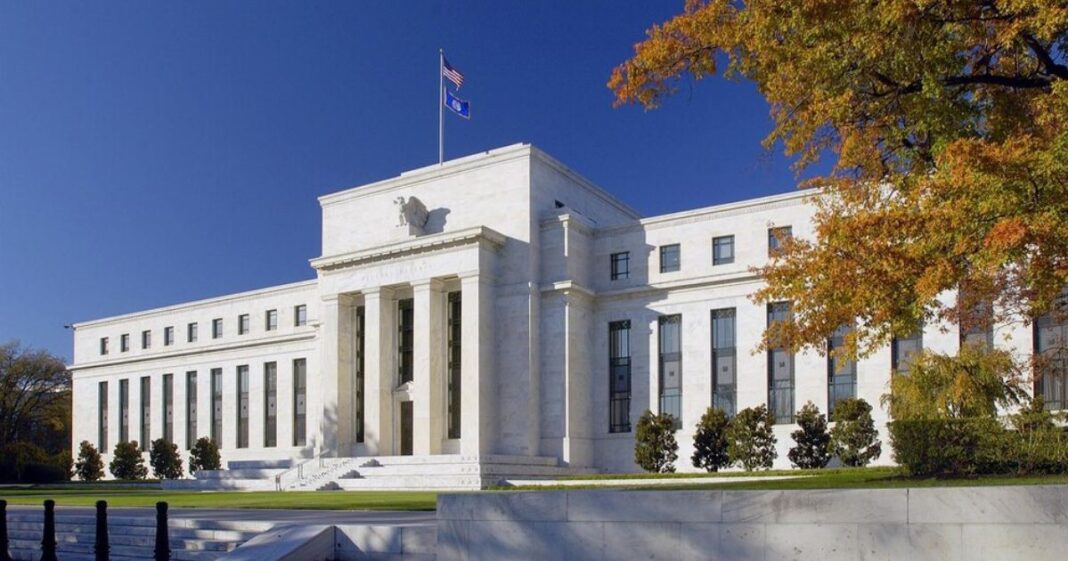 La Reserva Federal mantuvo sin cambio su tasa de interés, desafiando la presión política y en medio de una economía con señales mixtas. Foto: Redes sociales