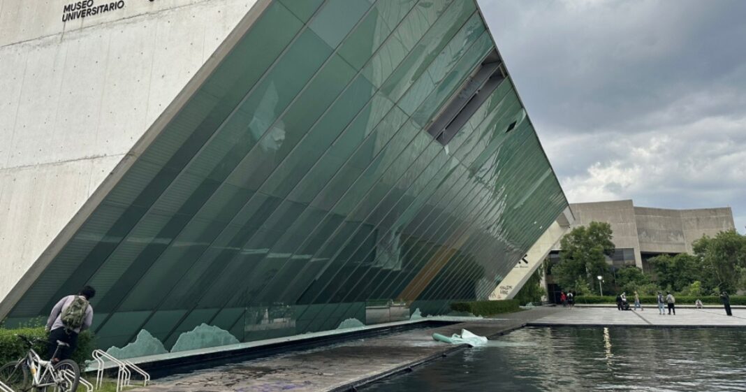 Manifestantes causaron daños en el MUAC y estaciones del Metrobús durante la protesta contra la gentrificación en la CDMX. Foto: Foto: @cinthyastettin en X