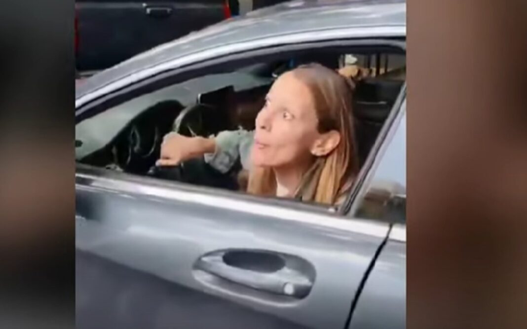 Mujer agrede a policía en la Condesa