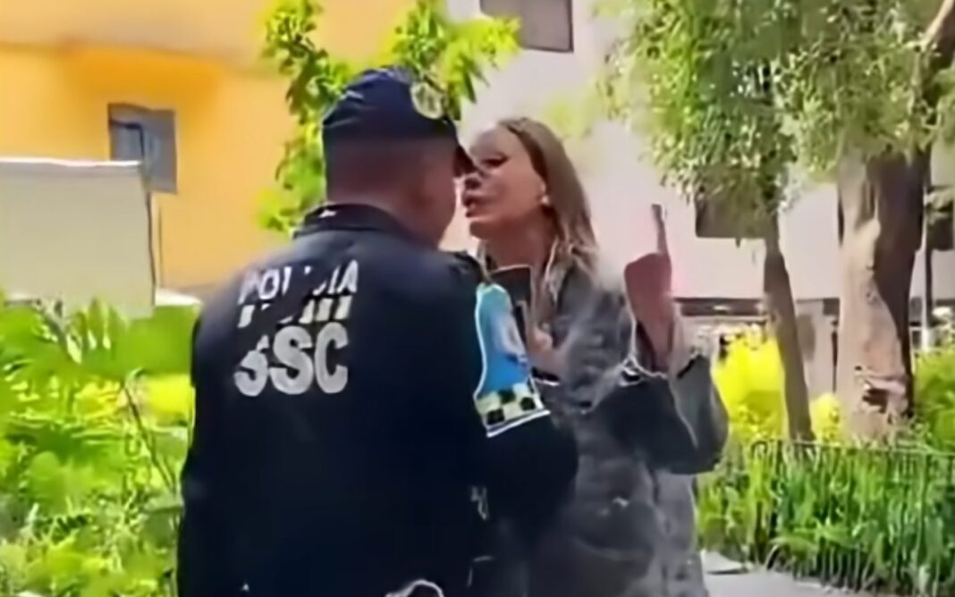 Mujer agrede a policía en la Condesa