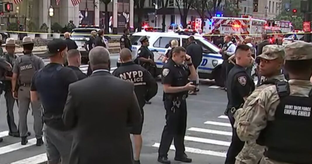 Autoridades evacúan un edificio de oficinas en Manhattan tras un tiroteo que dejó al menos dos heridos, incluyendo un policía de Nueva York. Foto: ABC NY YouTube