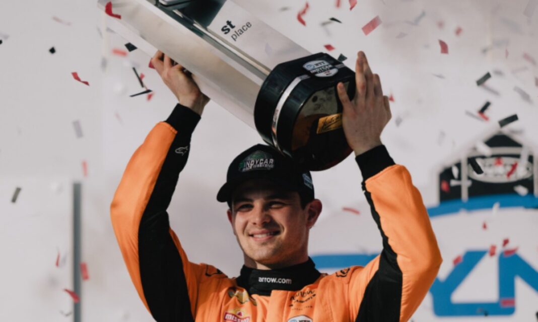 Pato O'Ward celebra su primera victoria del año en la IndyCar al ganar la Carrera 1 en Iowa en su carrera número 100. Foto: @PatricioOWard