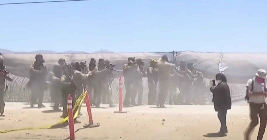 Manifestantes se enfrentan con agentes federales tras redadas migratorias en una granja de California donde detuvieron a 200 migrantes- Foto: Redes sociales