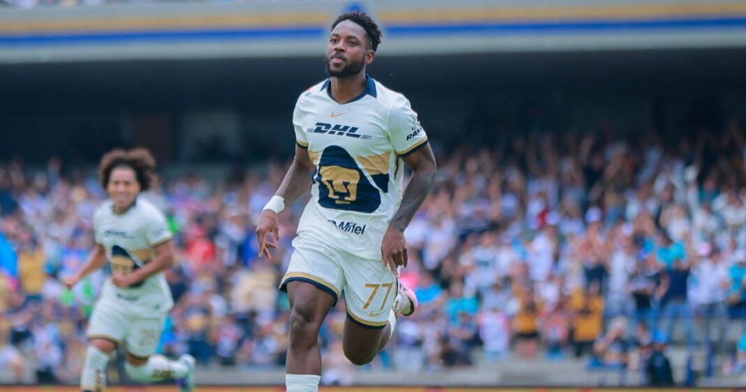 Álvaro Angulo celebra uno de los dos goles de Pumas ante Pachuca en CU, partido que finalmente perdieron 2‑3. Foto: @PumasMX en X