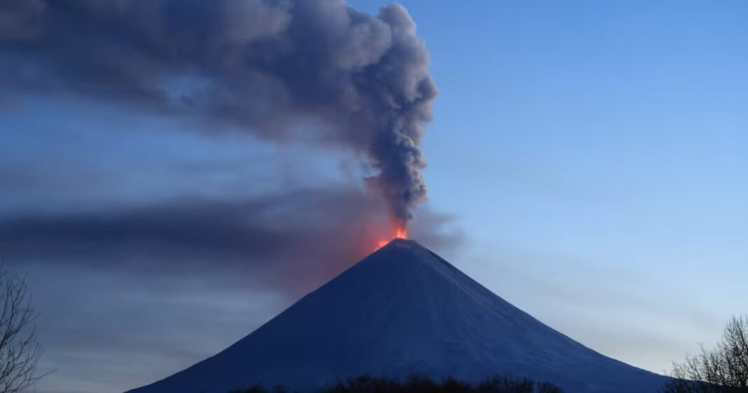 El volcán Kliuchevskoi en Kamchatka, Rusia, entra en erupción tras sismo de magnitud 8.8 que generó alertas de tsunami. Foto: Redes sociales