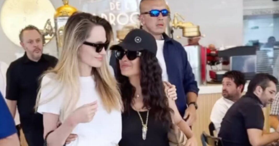 Salma Hayek y Angelina Jolie desayunan en el Gran Café de La Parroquia, acompañadas por autoridades culturales de Veracruz. Foto Redes sociales