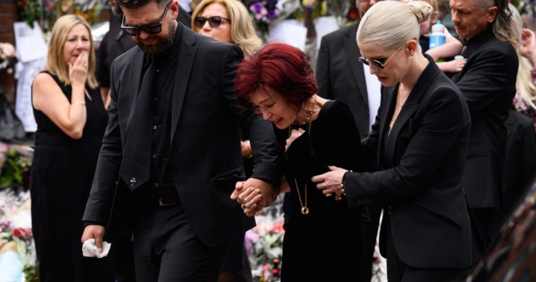 Sharon Osbourne y sus hijos despiden a Ozzy en Birmingham; la ceremonia reunió a miles de fans y figuras del rock. Foto: @Photomusicrock en X