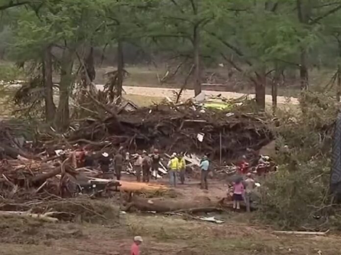 Equipos de rescate en Texas siguen las labores de búsqueda de personas. Foto: Redes sociales