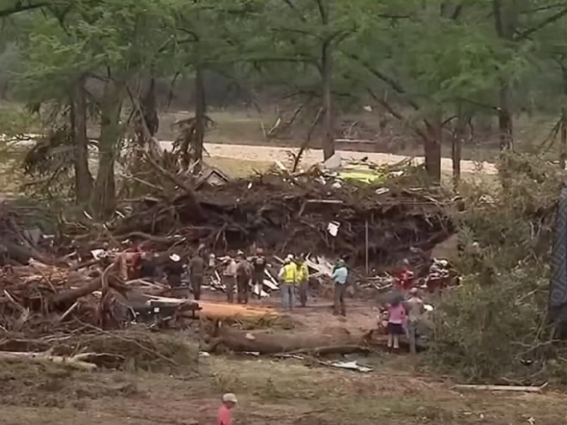 Equipos de rescate en Texas siguen las labores de búsqueda de personas. Foto: Redes sociales