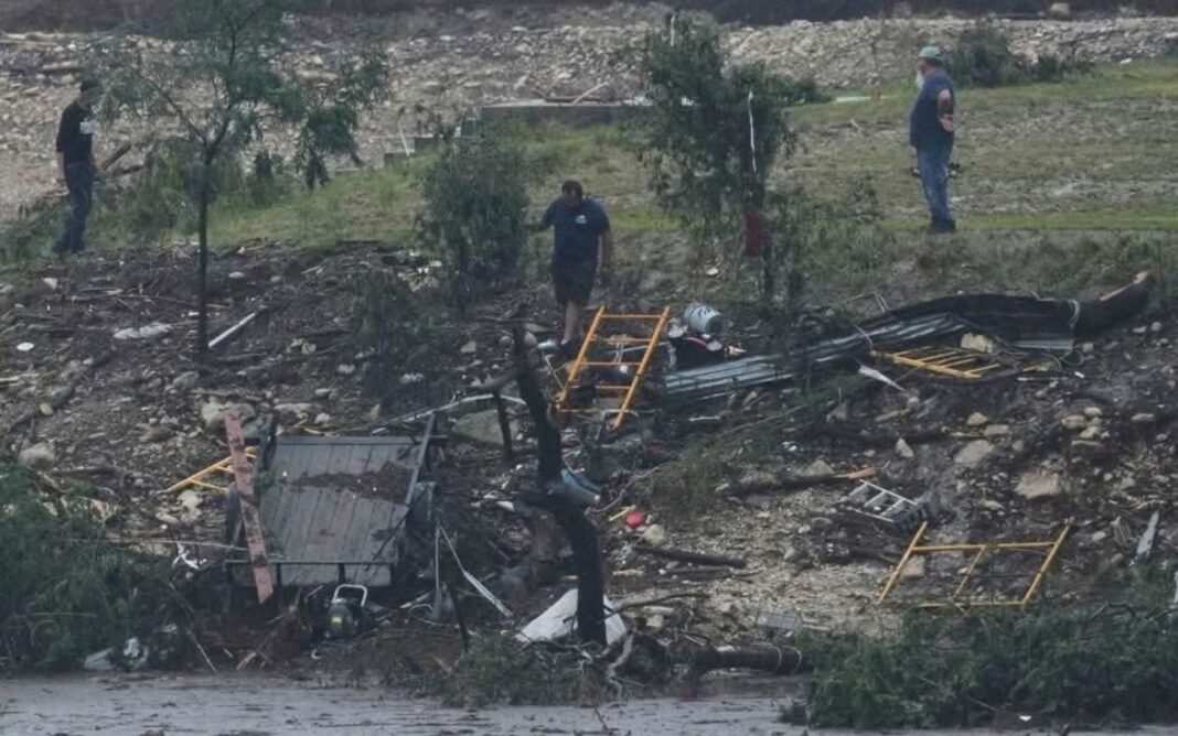 Suman 27 muertos por lluvias en Texas; buscan a 24 niñas de campamento