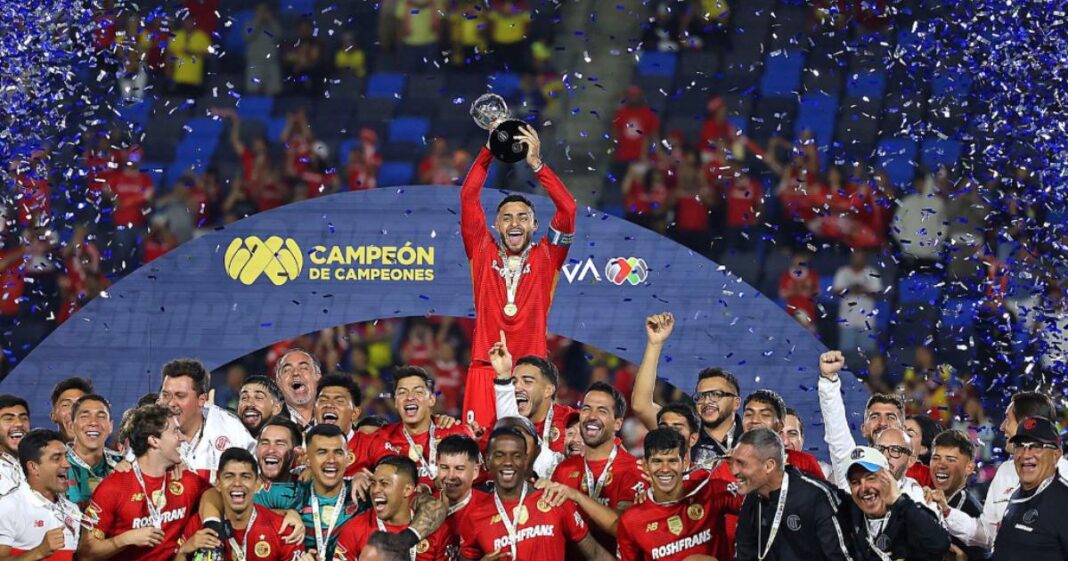 Toluca celebra el título de Campeón de Campeones tras vencer 3-1 al América en Carson, California. Foto: @TolucaFC en X