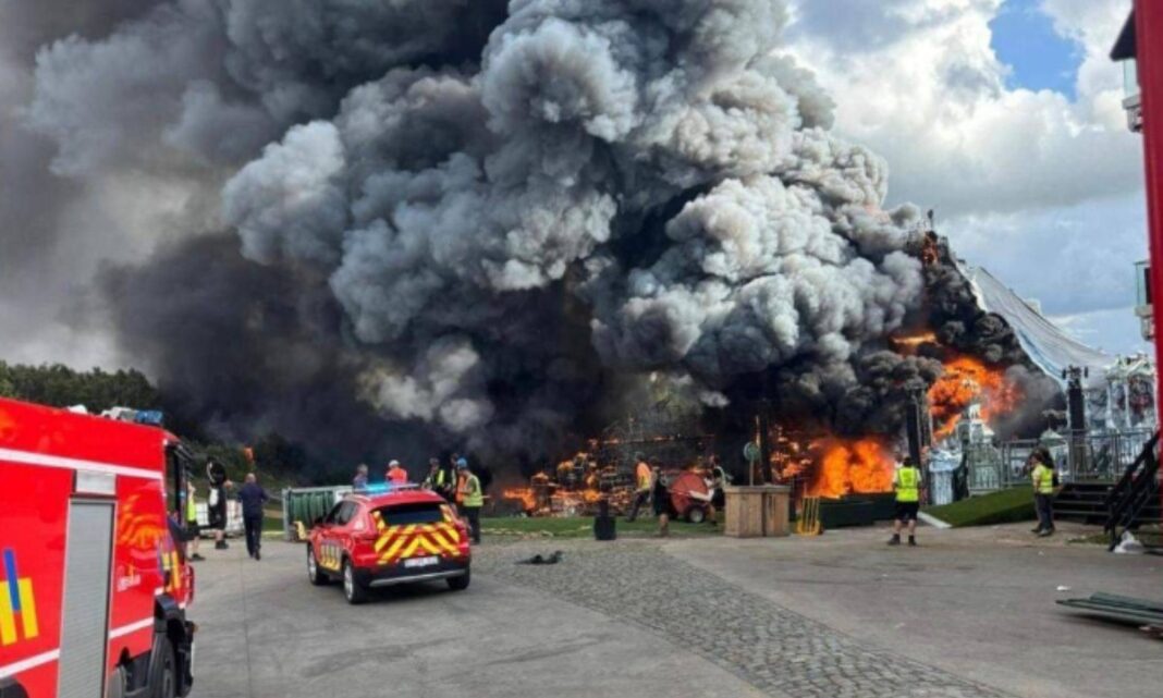 Las llamas alcanzaron el escenario principal de Tomorrowland. Foto: X @FlameMaste69