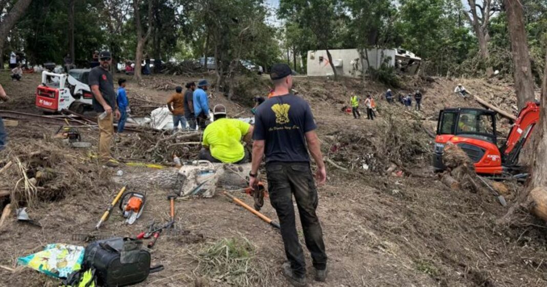 Personas recogen escombros en las zonas afectadas por las recientes inundaciones, en Kerrville, Estados Unidos. Foto: EFE, cortesía