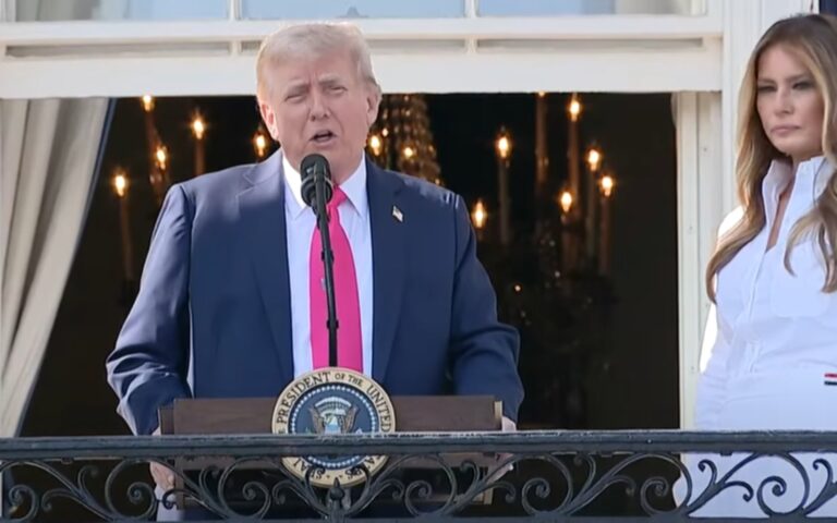 Trump firma su megaproyecto de ley fiscal y presupuestario