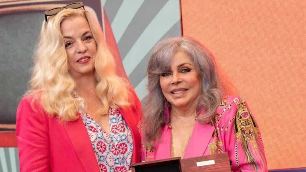 Verónica Castro fue reconocida con el premio Musa y la Cruz de Plata por su trayectoria y su mensaje a favor de la igualdad de género. Foto: Reforma