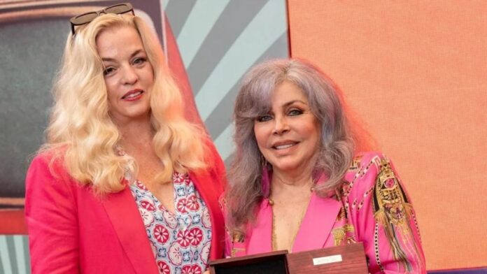 Verónica Castro fue reconocida con el premio Musa y la Cruz de Plata por su trayectoria y su mensaje a favor de la igualdad de género. Foto: Reforma
