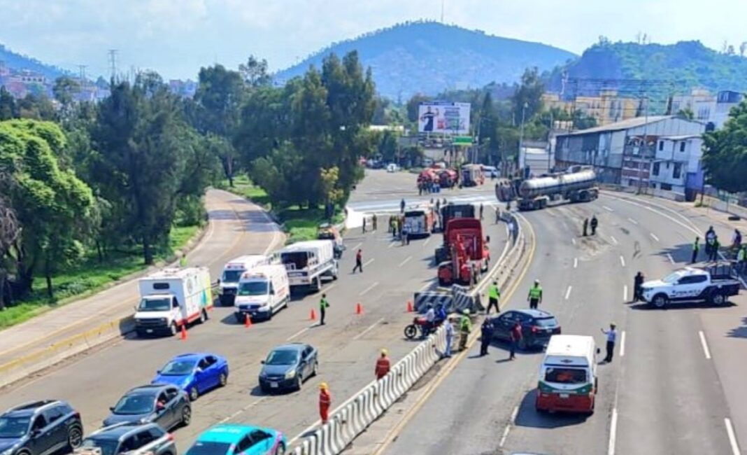 Bomberos aplican espuma retardante en la pipa volcada. @urbano_noticias