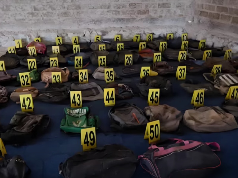 Pares de zapatos localizados en el narcorrancho de Teuchitlán. Foto: Captura de YouTube