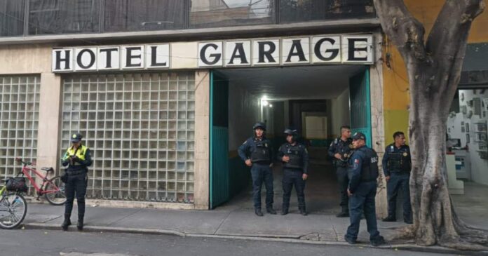 Policías de la SSC realizaron un operativo en el Metro tras el asalto a una extranjera baleada frente al Hotel Congreso en el Centro Histórico. Foto: @siete_letras en X