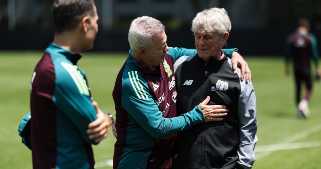 Bora Milutinovic convivió con Javier Aguirre y recibió una camiseta del Tri durante la concentración en el CAR. Foto: @Adolfo_Penaloza en X