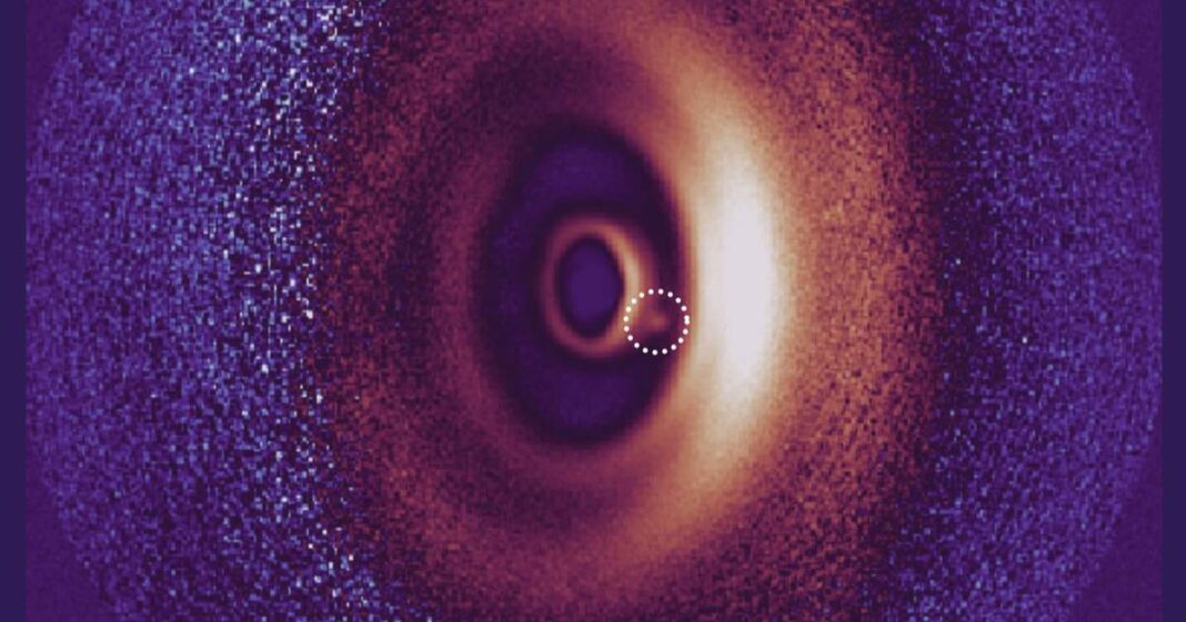 Imagen de un disco polvoriento alrededor de una estrella joven. Foto: EFE