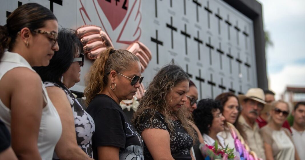 Familiares recordaron a las víctimas del Casino Royale con flores y veladoras en Monterrey. Foto: EFE