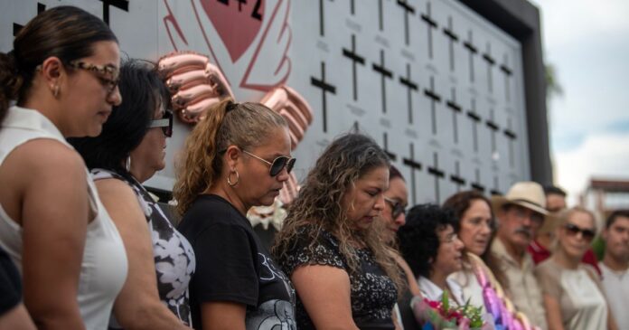 Familiares recordaron a las víctimas del Casino Royale con flores y veladoras en Monterrey. Foto: EFE