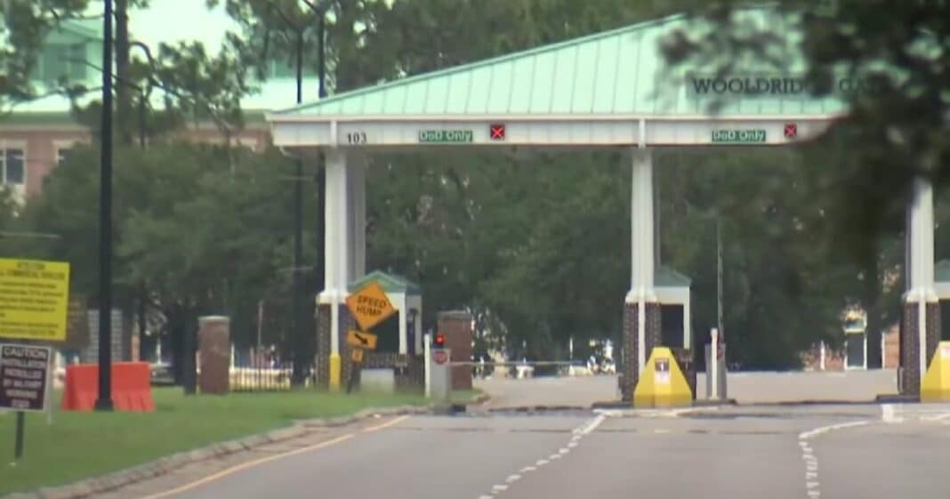 Militares se resguardaron durante el tiroteo en Fort Stewart, Georgia; hay cinco heridos y un detenido. Foto: YouTube Telemundo Noticias