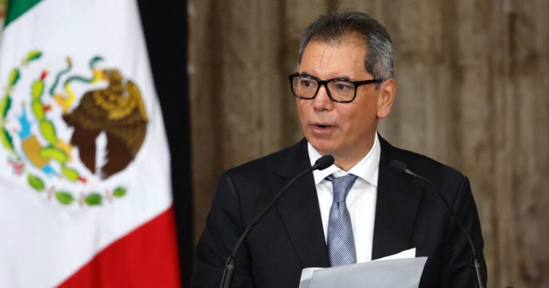 El secretario de Hacienda, Edgar Amador, durante el 100 aniversario del Banco de México, donde advirtió sobre los desafíos inéditos que enfrenta la economía mexicana. Foto: EFE