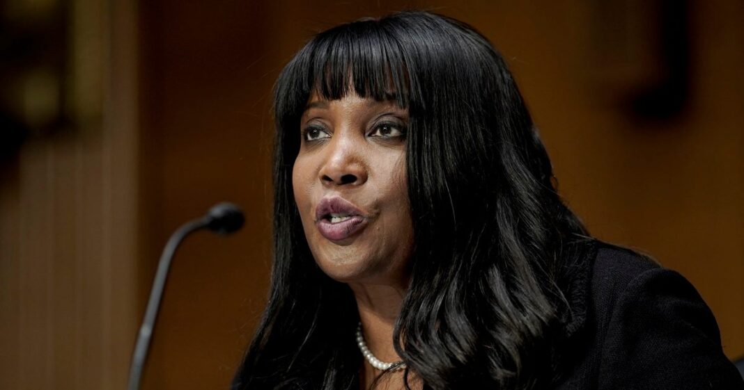 El presidente Donald Trump anunció el despido de Lisa Cook como gobernadora de la Reserva Federal por presunto fraude hipotecario. Foto: EFE