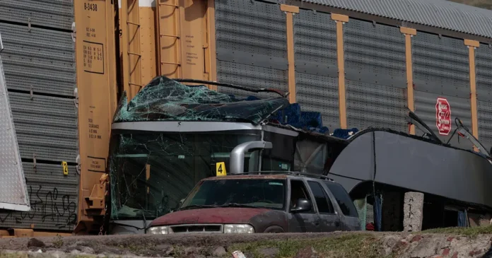 El autobús de pasajeros quedó destrozado tras ser embestido por un tren en Atlacomulco; 10 personas murieron y más de 40 resultaron heridas. Foto: EFE