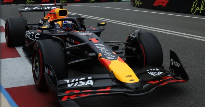 Max Verstappen logró la pole en Bakú tras una clasificación con seis banderas rojas; Carlos Sainz saldrá desde la segunda posición. Foto: EFE