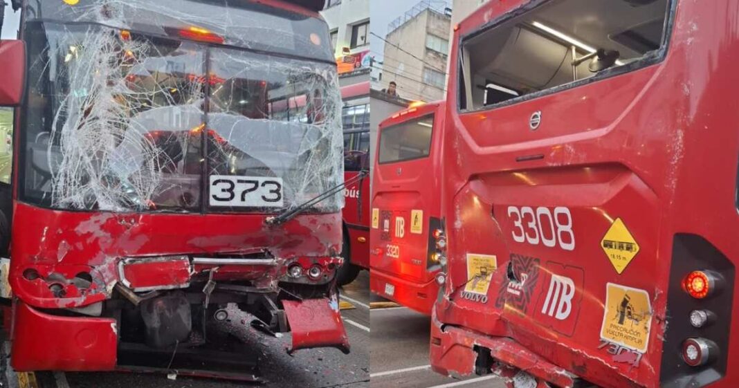 El choque entre dos unidades de Metrobús en la colonia Narvarte, CDMX, dejó 12 lesionados. Foto: Redes sociales