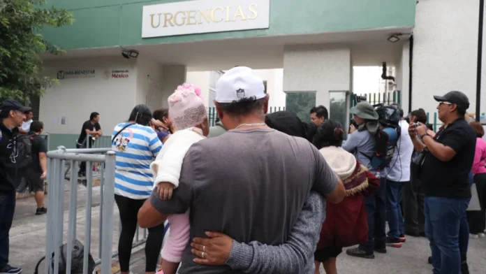 Familiares de las víctimas por la explosión de pipa de gas permanecen a las afueras del Hospital General Dr. Rubén Leñero en CDMX. Foto: EFE